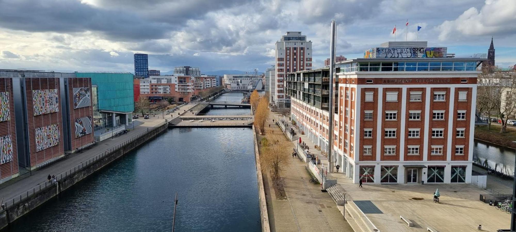 Bel Appartement Contemporain Avec Terrasse Climatisation Et Parking Payant En Option Strasbourg Luaran gambar