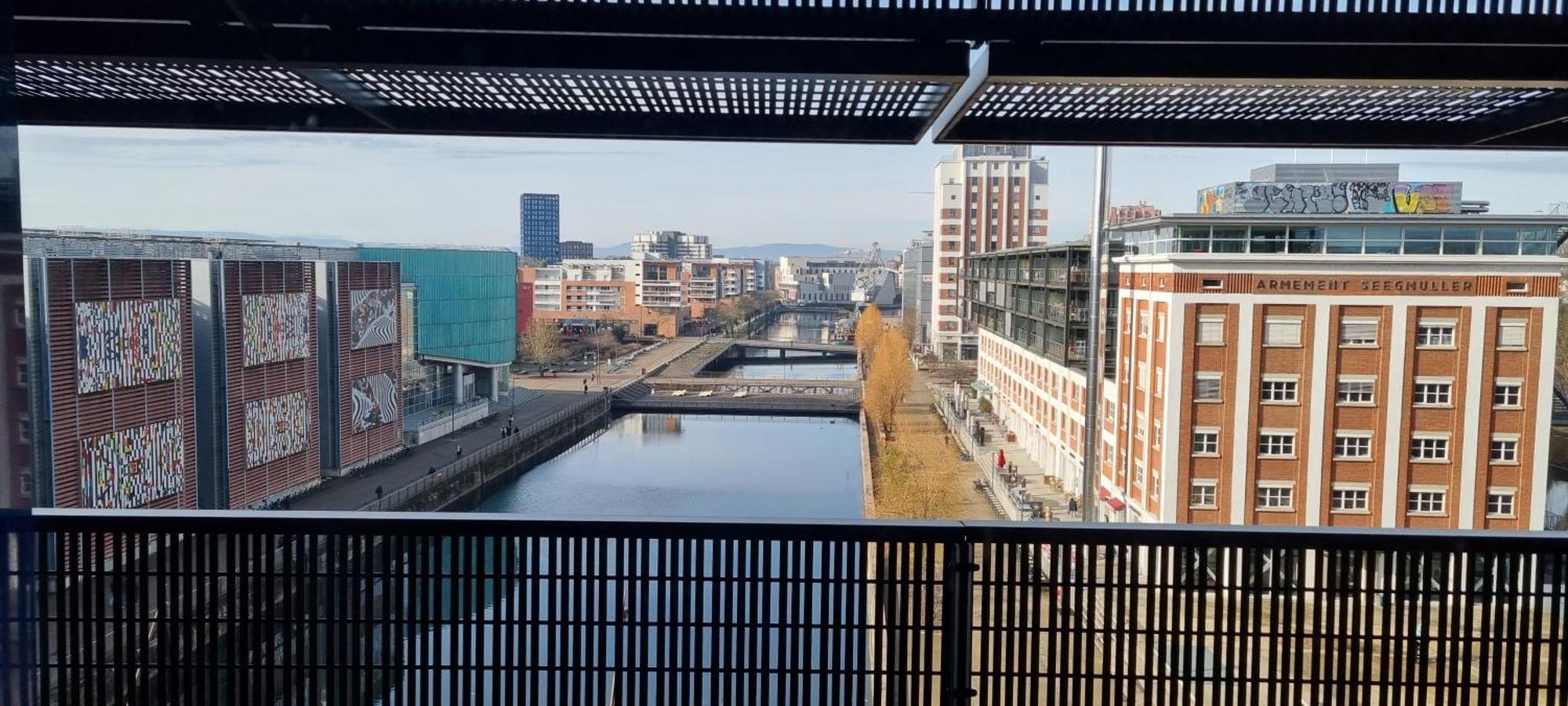 Bel Appartement Contemporain Avec Terrasse Climatisation Et Parking Payant En Option Strasbourg Luaran gambar
